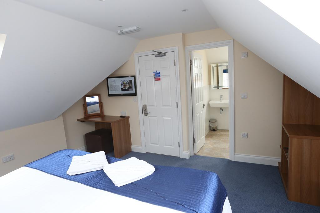 Hotel Corner House Gatwick With Bookable Parking