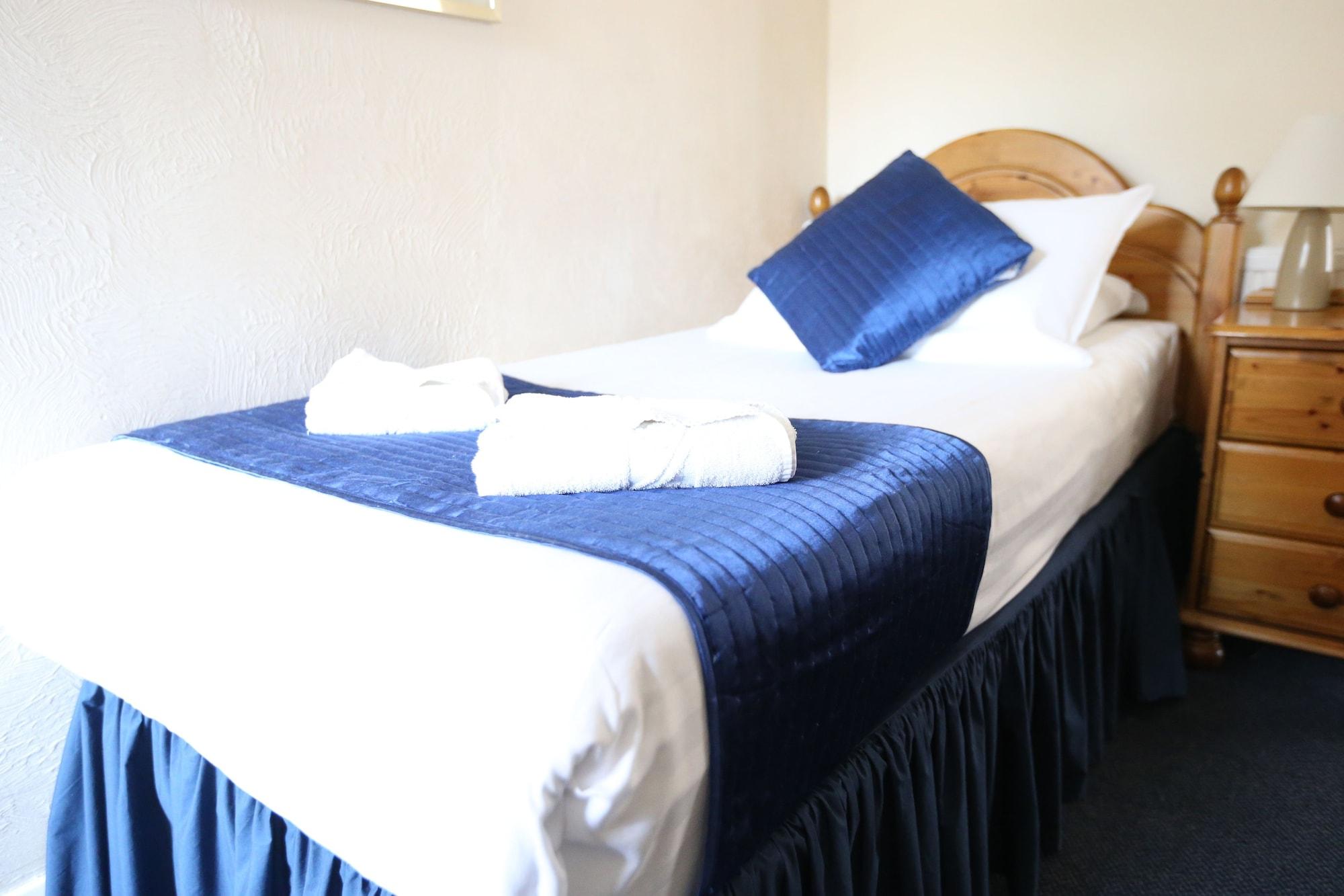 Corner House Gatwick With Bookable Parking Hotel 4*