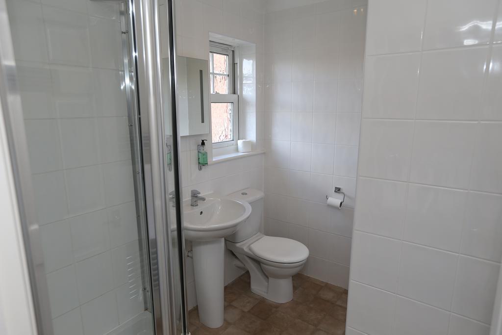 Corner House Gatwick With Bookable Parking