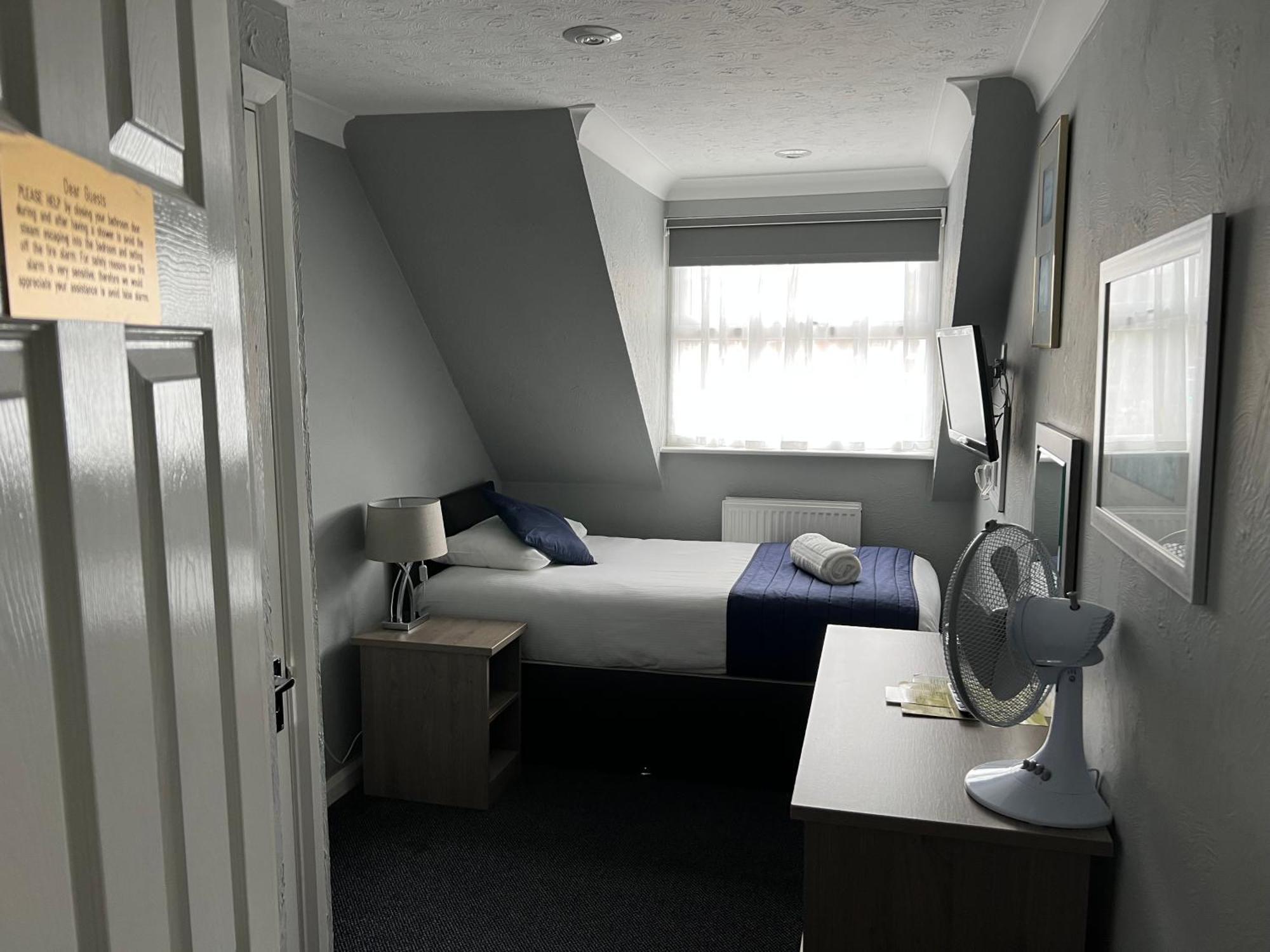 Corner House Gatwick With Bookable Parking Hotel Horley (Surrey)