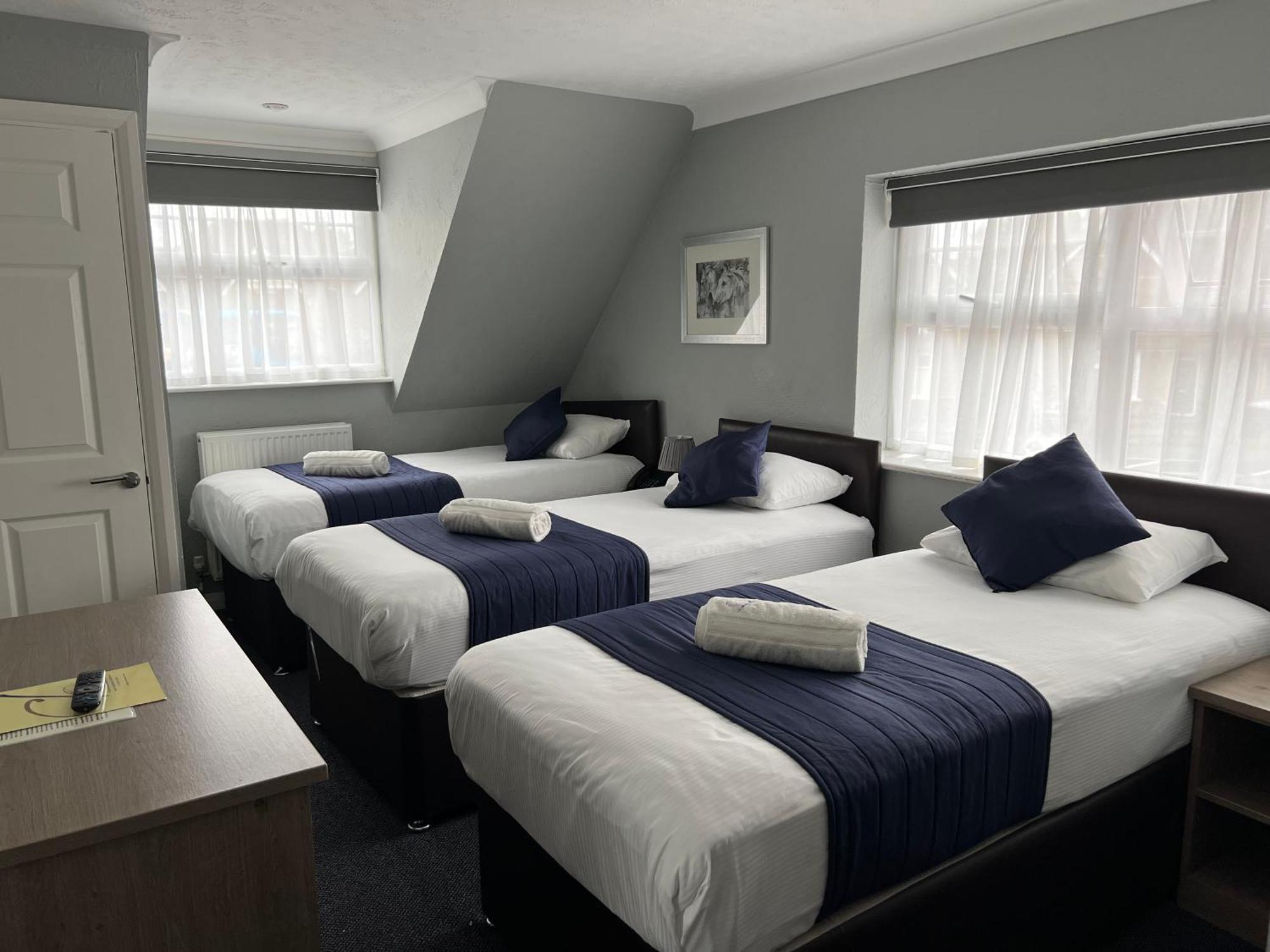 Corner House Gatwick With Bookable Parking