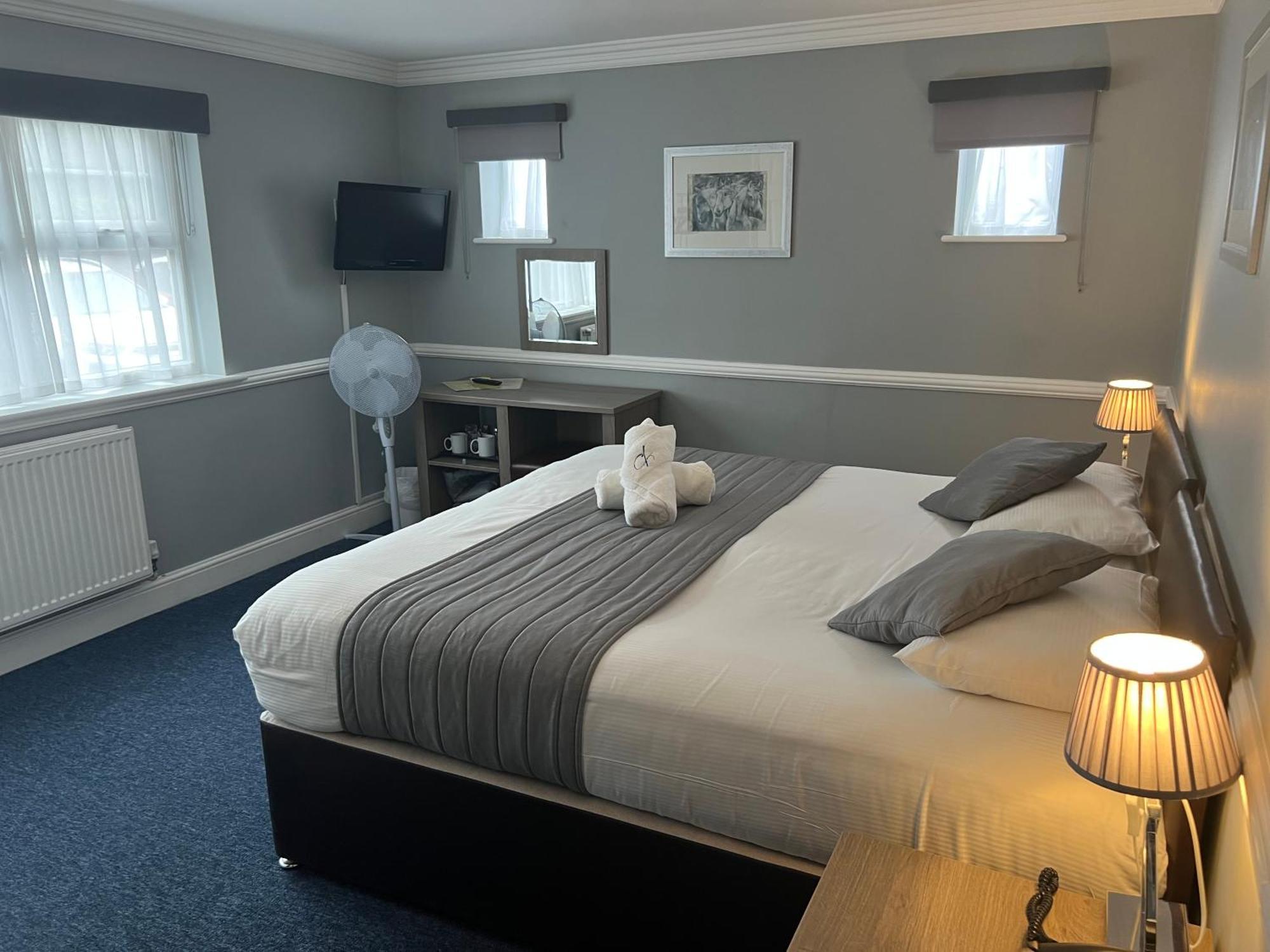 Corner House Gatwick With Bookable Parking 4* Horley (Surrey)