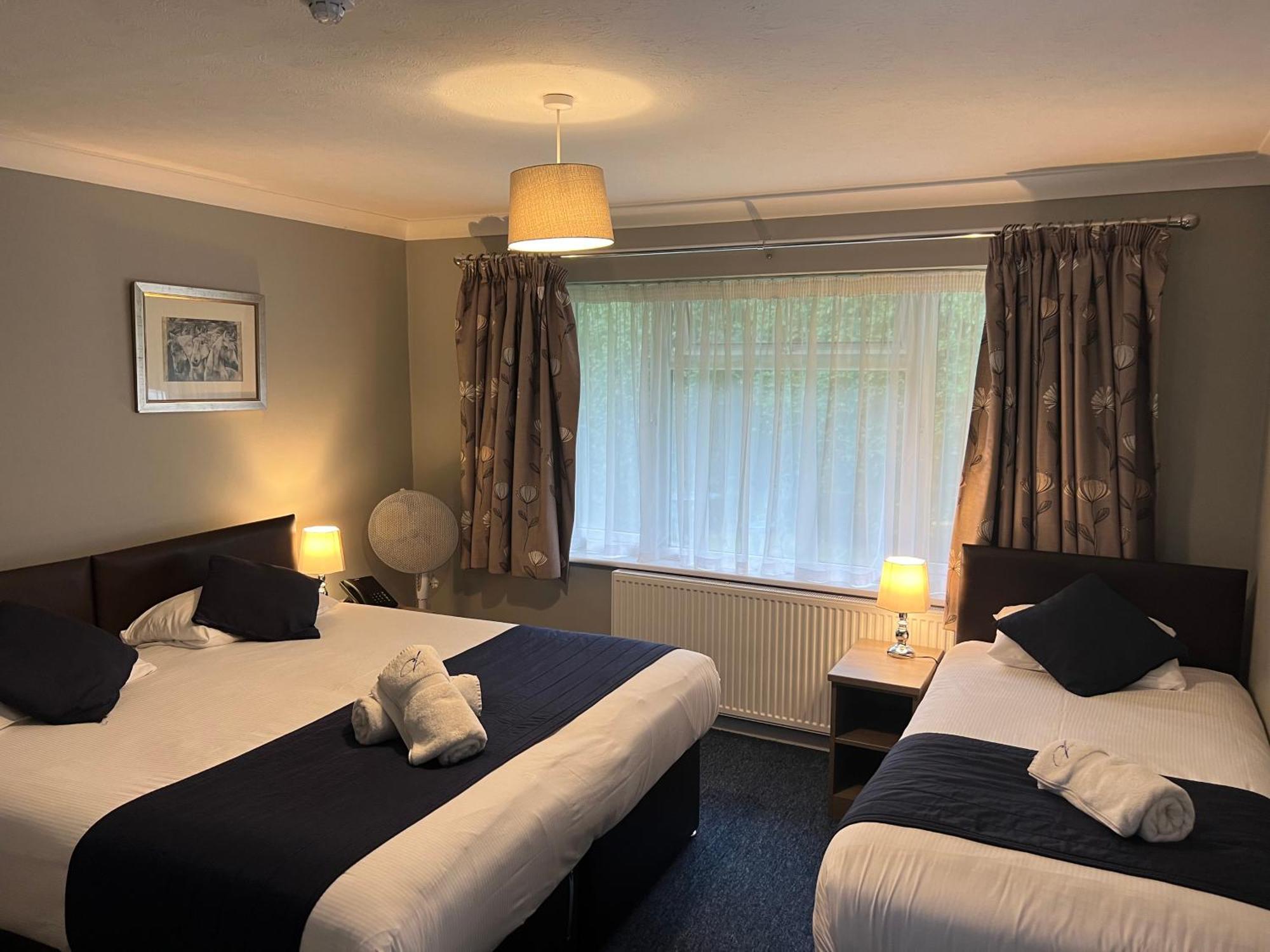 Hotel Corner House Gatwick With Bookable Parking