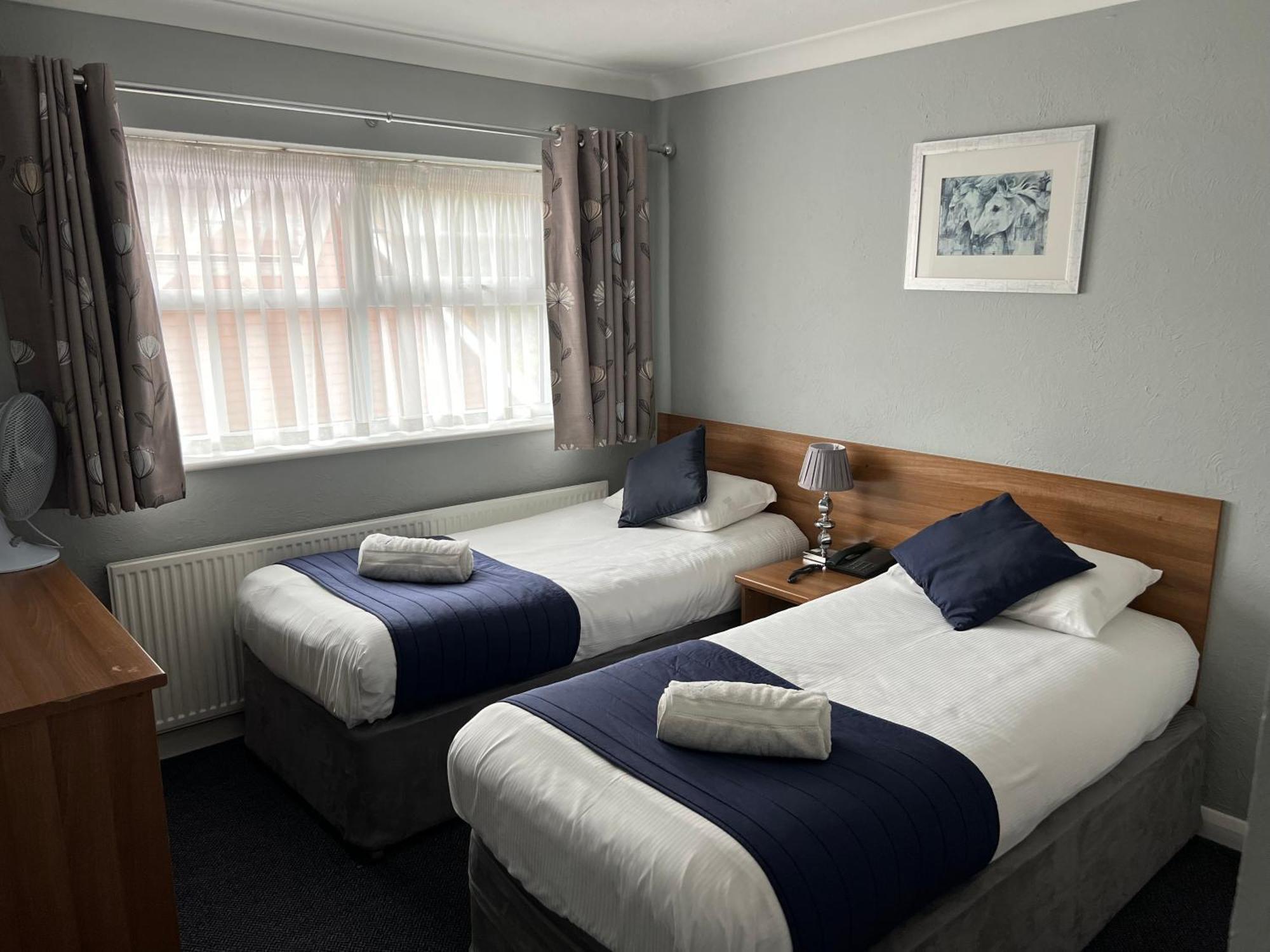 Corner House Gatwick With Bookable Parking Hotel 4*