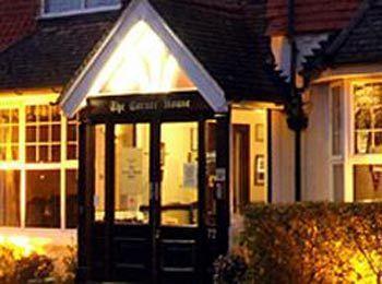 Corner House Gatwick With Bookable Parking Hotel