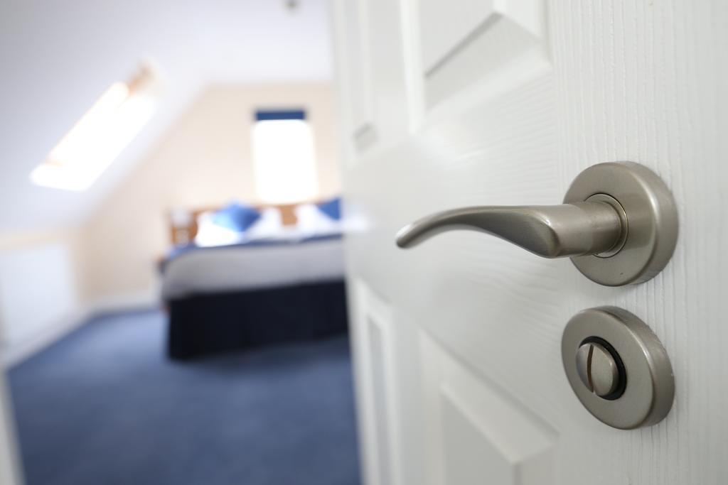 Corner House Gatwick With Bookable Parking Hotel 4*