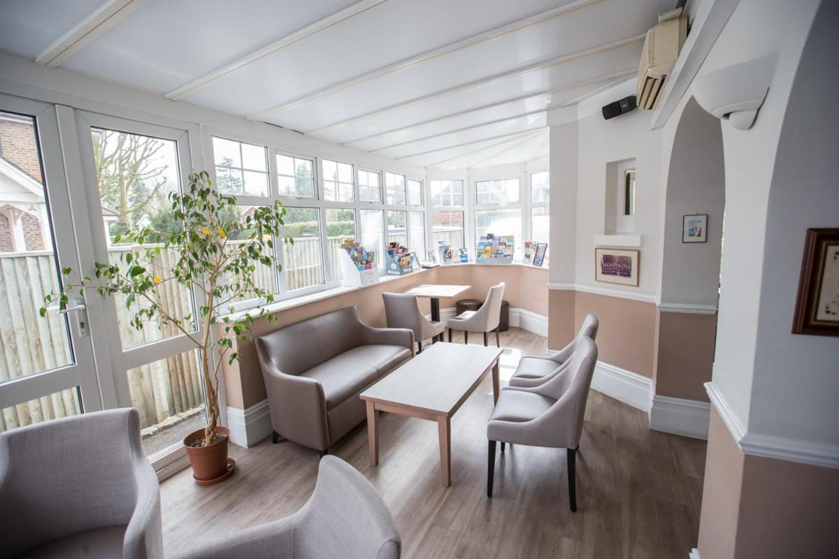 Corner House Gatwick With Bookable Parking Hotel