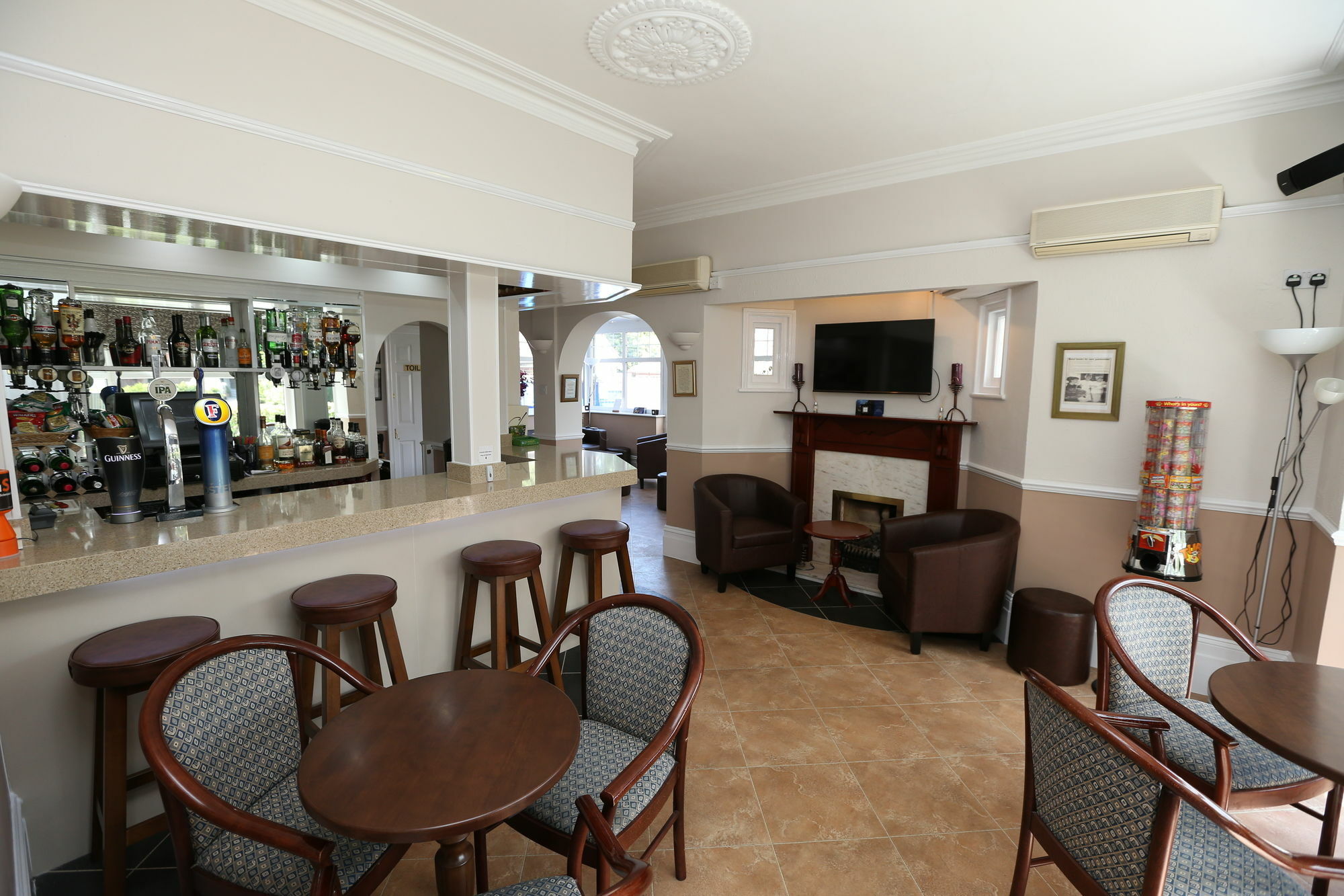 Corner House Gatwick With Bookable Parking