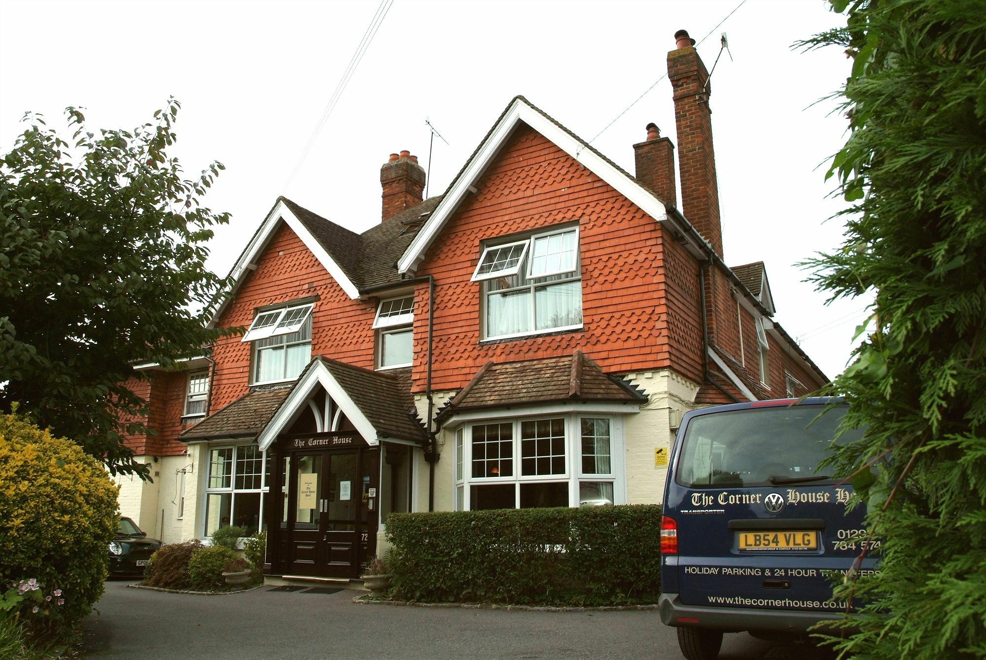 Hotel Corner House Gatwick With Bookable Parking 4*