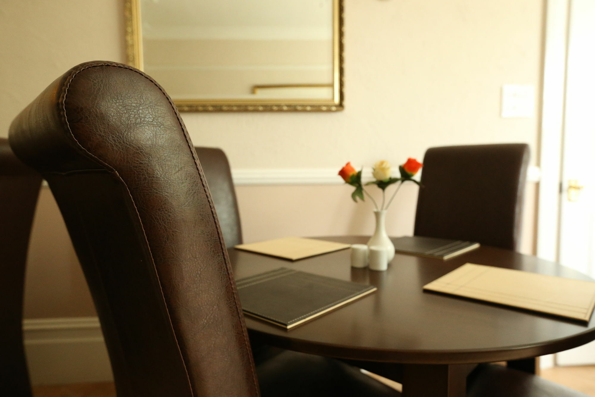 Corner House Gatwick With Bookable Parking 4*