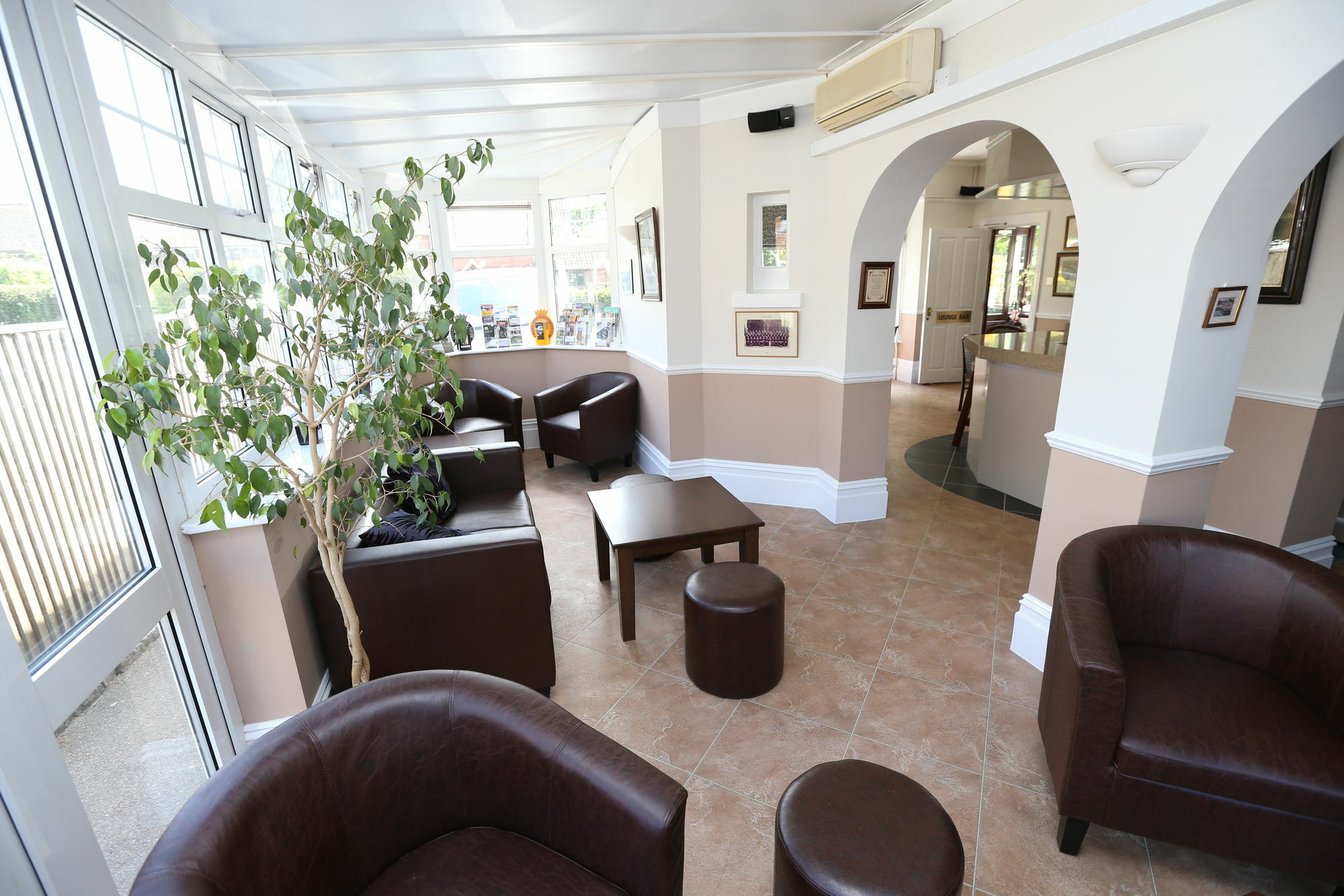 Corner House Gatwick With Bookable Parking 4* Horley (Surrey)