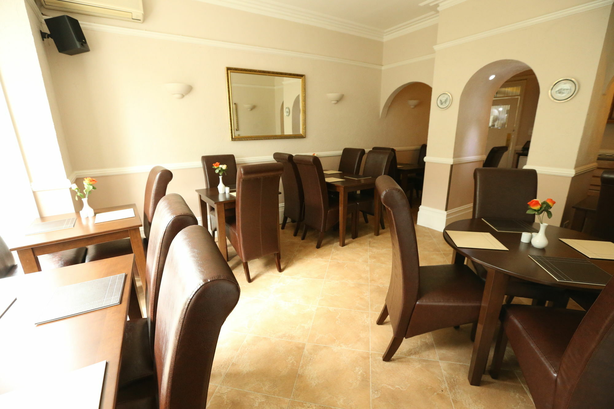 Corner House Gatwick With Bookable Parking 4* Horley (Surrey)