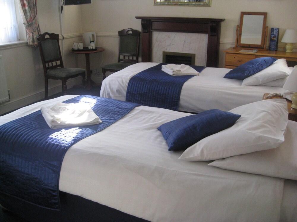 Hotel Corner House Gatwick With Bookable Parking 4*