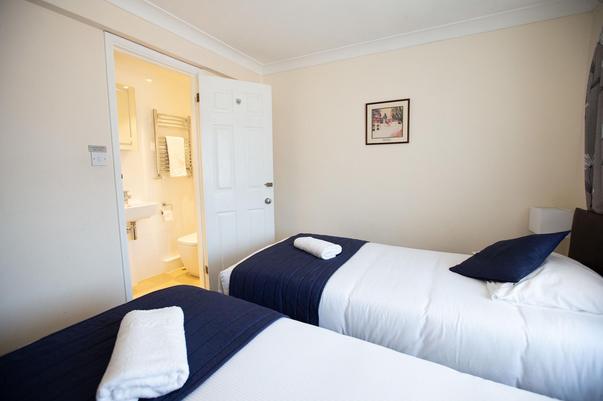 Corner House Gatwick With Bookable Parking Hotel