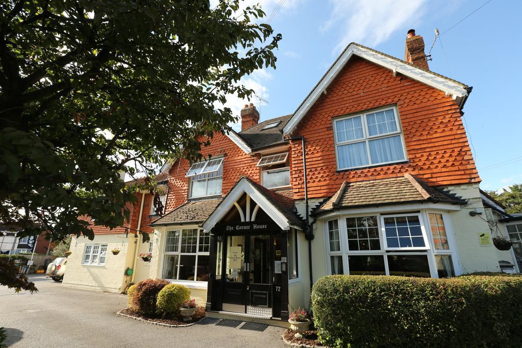 Corner House Gatwick With Bookable Parking 4*