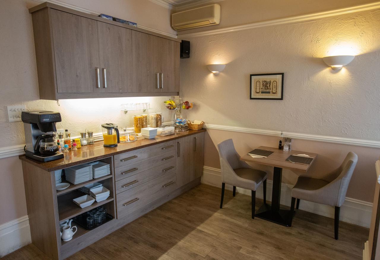 Corner House Gatwick With Bookable Parking Hotel